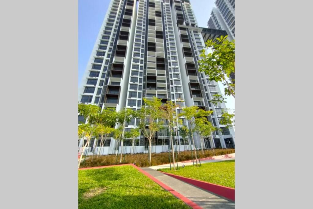 Astetica Pool & Lake View High Floor 100Mbps Wifi Netflix Seri Kembangan Extérieur photo