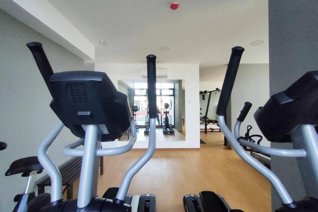 Astetica Pool & Lake View High Floor 100Mbps Wifi Netflix Seri Kembangan Extérieur photo