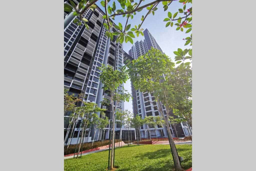 Astetica Pool & Lake View High Floor 100Mbps Wifi Netflix Seri Kembangan Extérieur photo